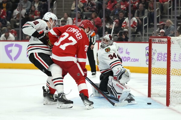 Compher and Fabbri each score 2 goals as Red Wings beat Blackhawks